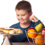 Con trai tôi 15 tuổi, nặng 90kg thì nên áp dụng chế độ dinh dưỡng giảm cân nào? 